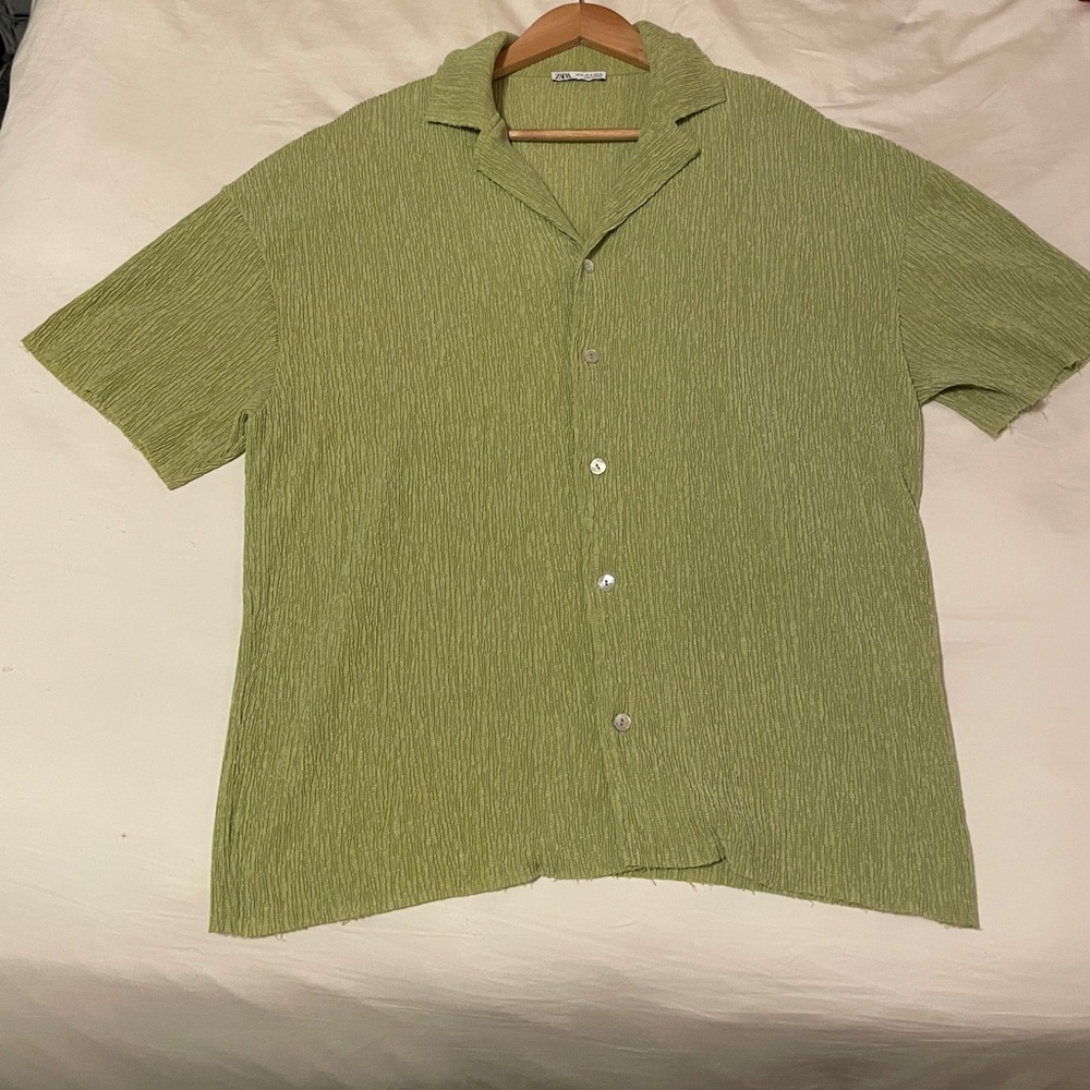 Zara Men’s Olive Green Men's Resort Shirt. Medium. Structured Wrinkle cotton.